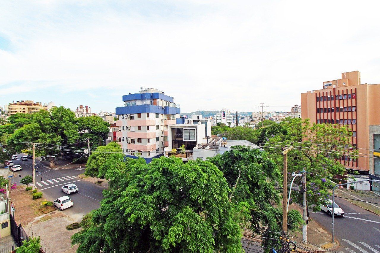 Apartamento de 2 (dois) dormitórios, com excelente localização, no Bairro Petrópolis. Amplo living, cozinha e área de serviço, banho social. — foto 16