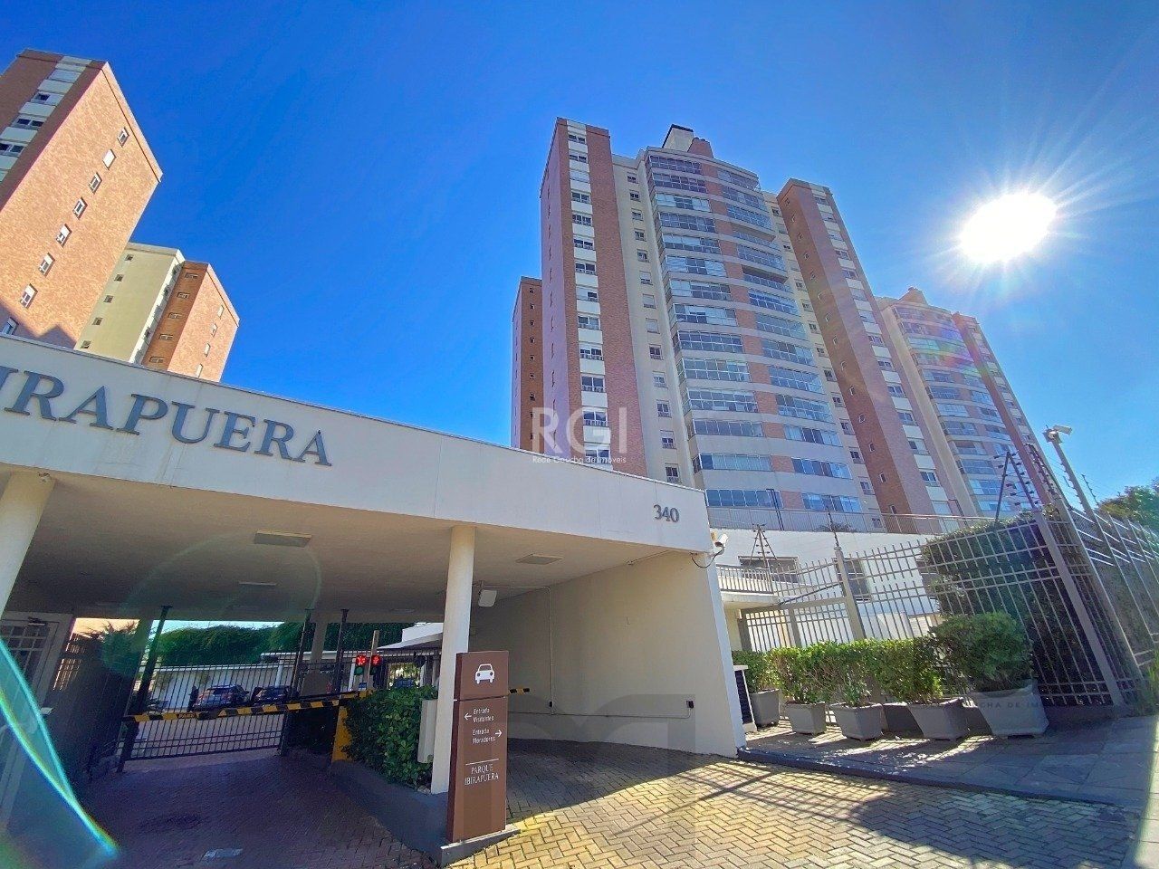 Excelente apartamento, finamente decorado e mobiliado, excelente iluminação, possuindo 03 dormitórios e 03 suites, sendo 01 master — foto 18