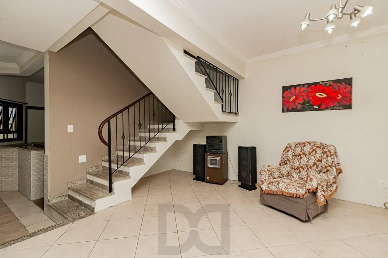 Casa com 4 dormitórios e 2 pavimentos em ótimo estado de conservação . — foto 4