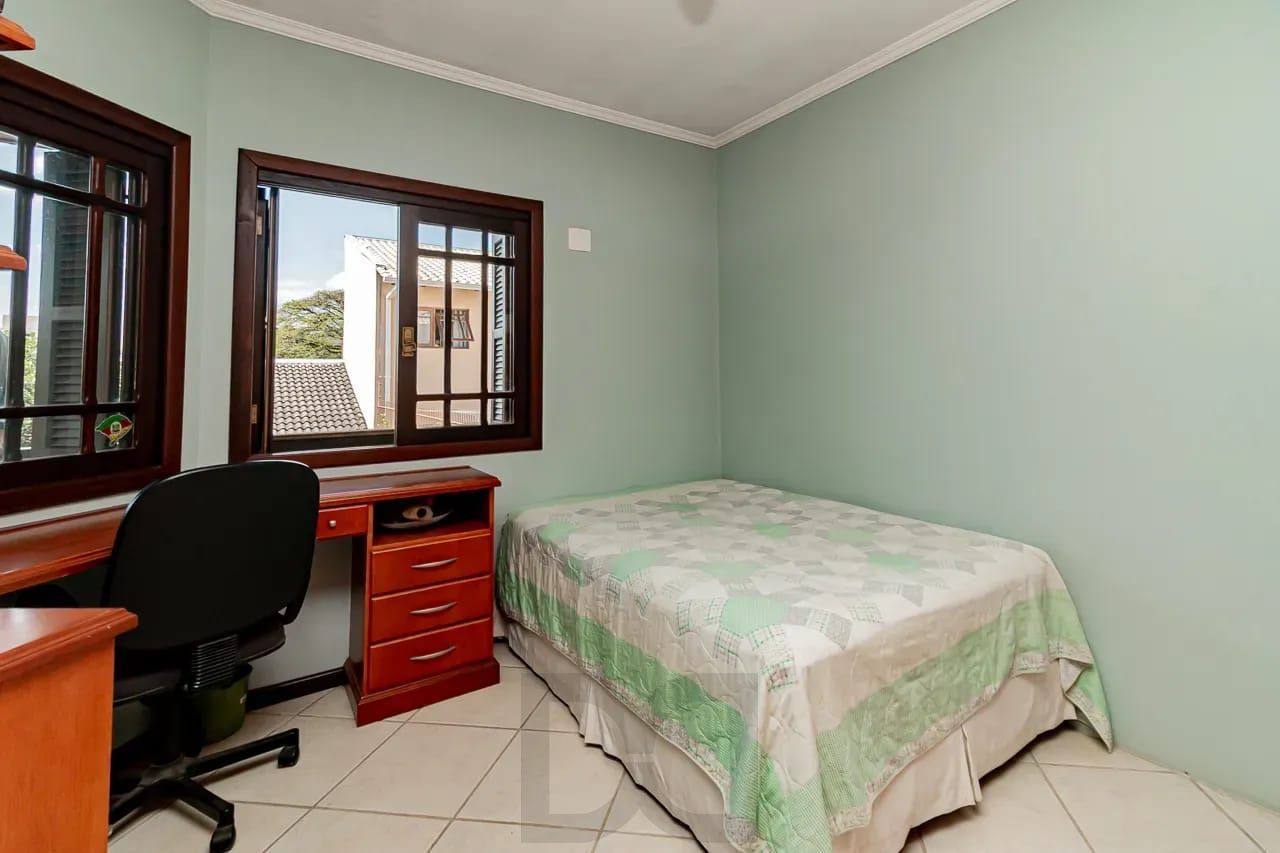 Casa com 4 dormitórios e 2 pavimentos em ótimo estado de conservação . — foto 10