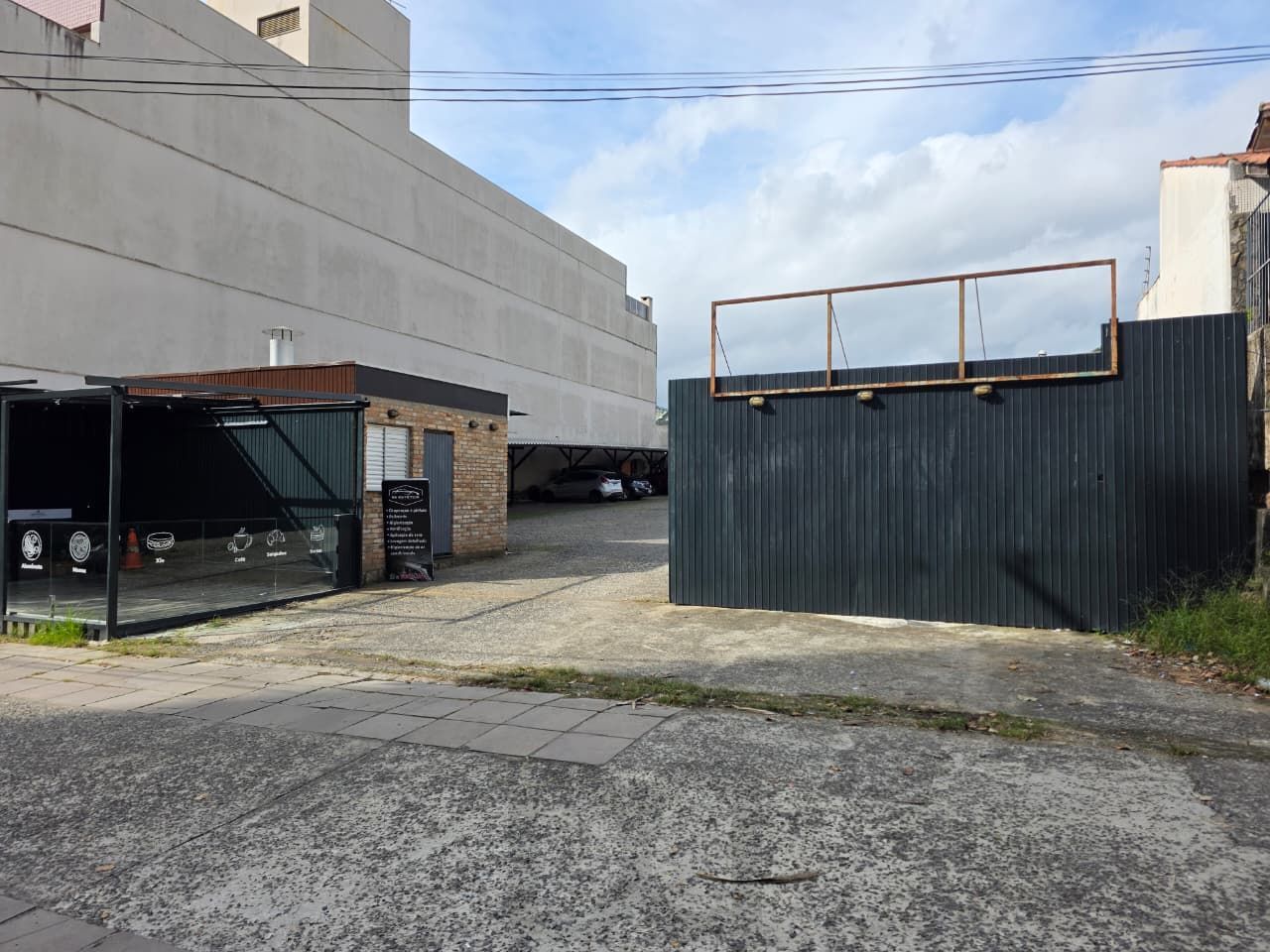 AMPLO TERRENO PLANO NO BAIRRO MENINO DEUS — foto 1