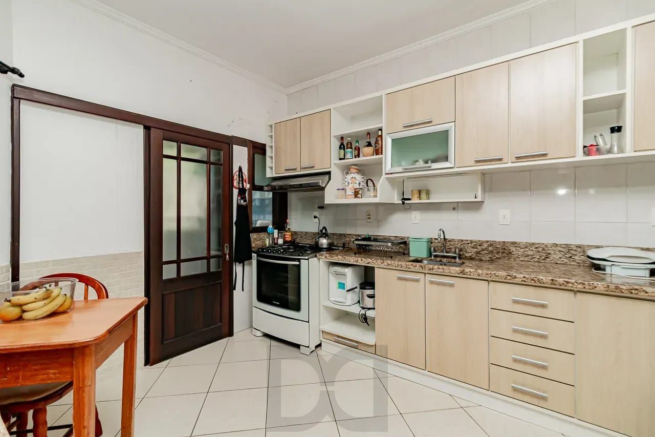 Casa com 4 dormitórios e 2 pavimentos em ótimo estado de conservação . — foto 7