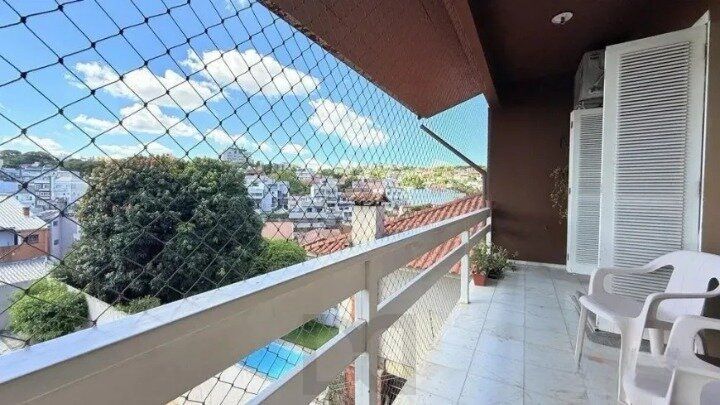Casa de 4 dormitórios, uma suíte, pátio com piscina nos fundos e espaço para até 3 carros no Chácara das Pedras — foto 9