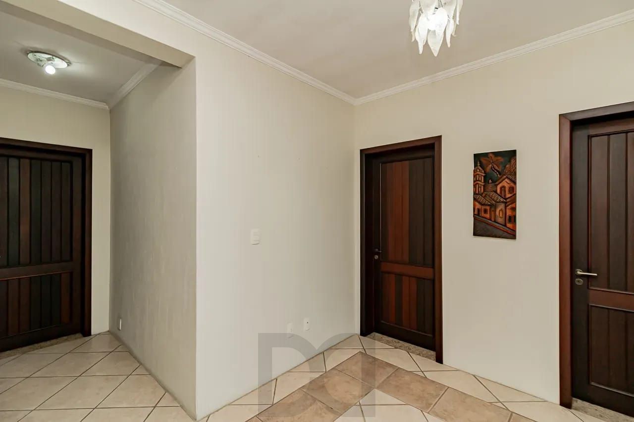 Casa com 4 dormitórios e 2 pavimentos em ótimo estado de conservação . — foto 24