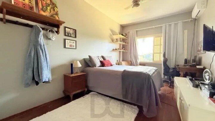 Casa de 4 dormitórios, uma suíte, pátio com piscina nos fundos e espaço para até 3 carros no Chácara das Pedras — foto 13