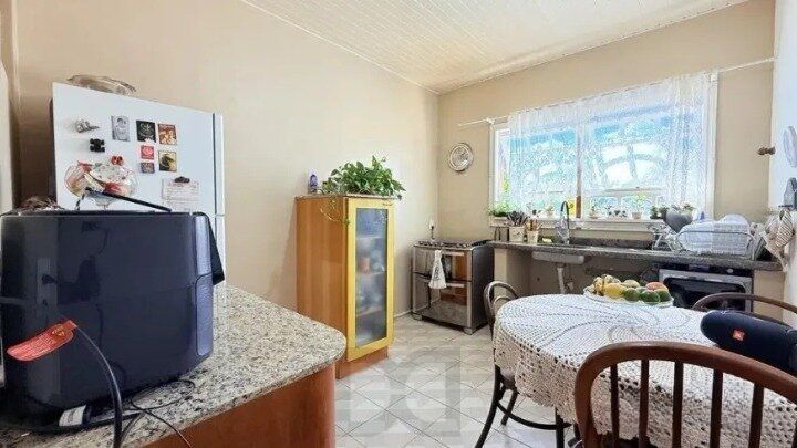 Casa de 4 dormitórios, uma suíte, pátio com piscina nos fundos e espaço para até 3 carros no Chácara das Pedras — foto 5