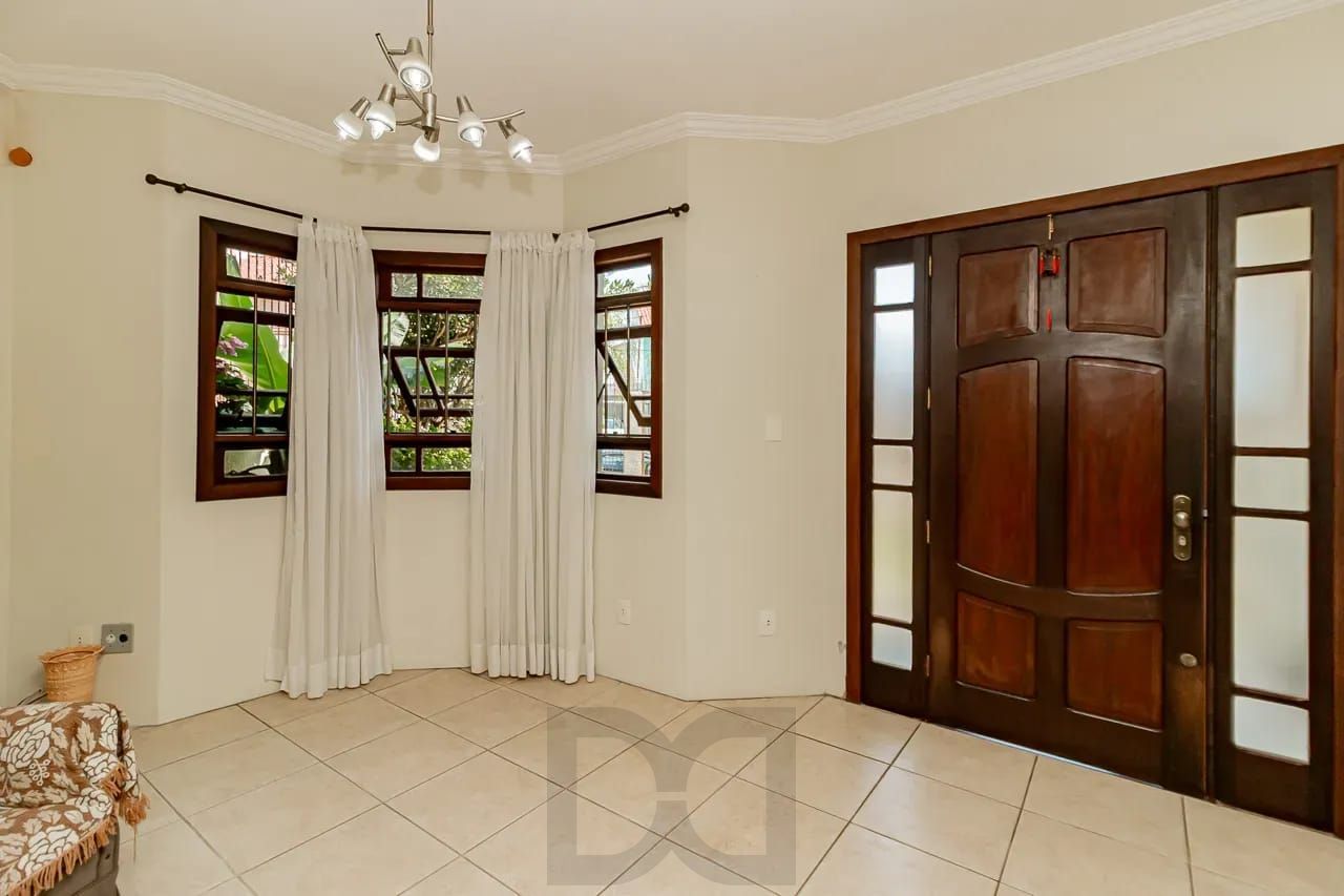 Casa com 4 dormitórios e 2 pavimentos em ótimo estado de conservação . — foto 3