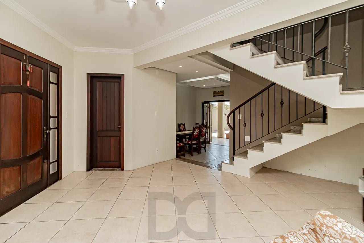 Casa com 4 dormitórios e 2 pavimentos em ótimo estado de conservação . — foto 1