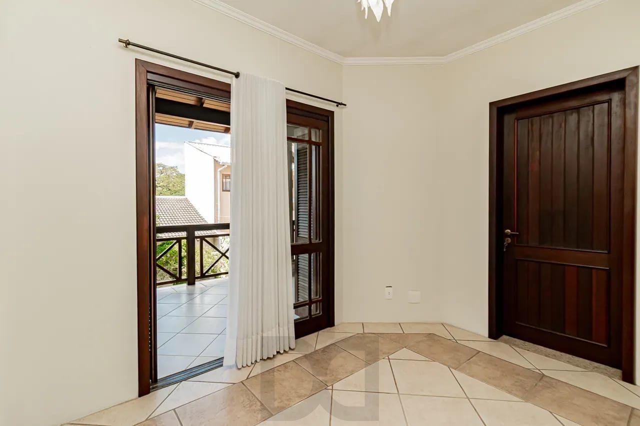 Casa com 4 dormitórios e 2 pavimentos em ótimo estado de conservação . — foto 23