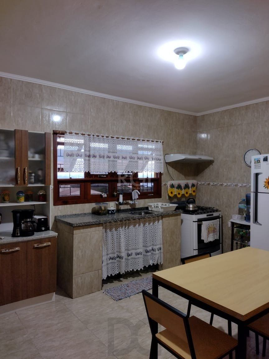Casa para Venda - 0.18m², 2 dormitórios, sendo 2 suites, 3 vagas - Lomba do Pinheiro — foto 8