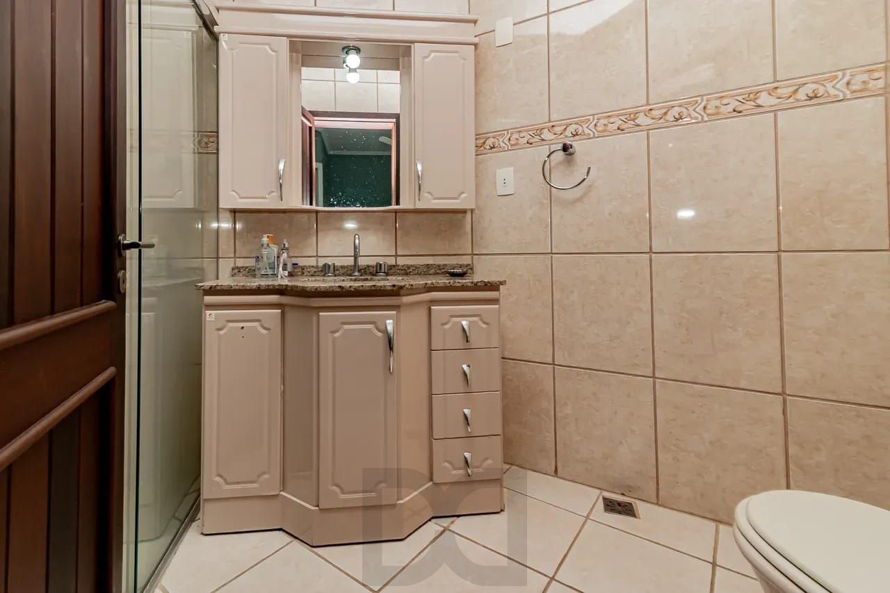 Casa com 4 dormitórios e 2 pavimentos em ótimo estado de conservação . — foto 22