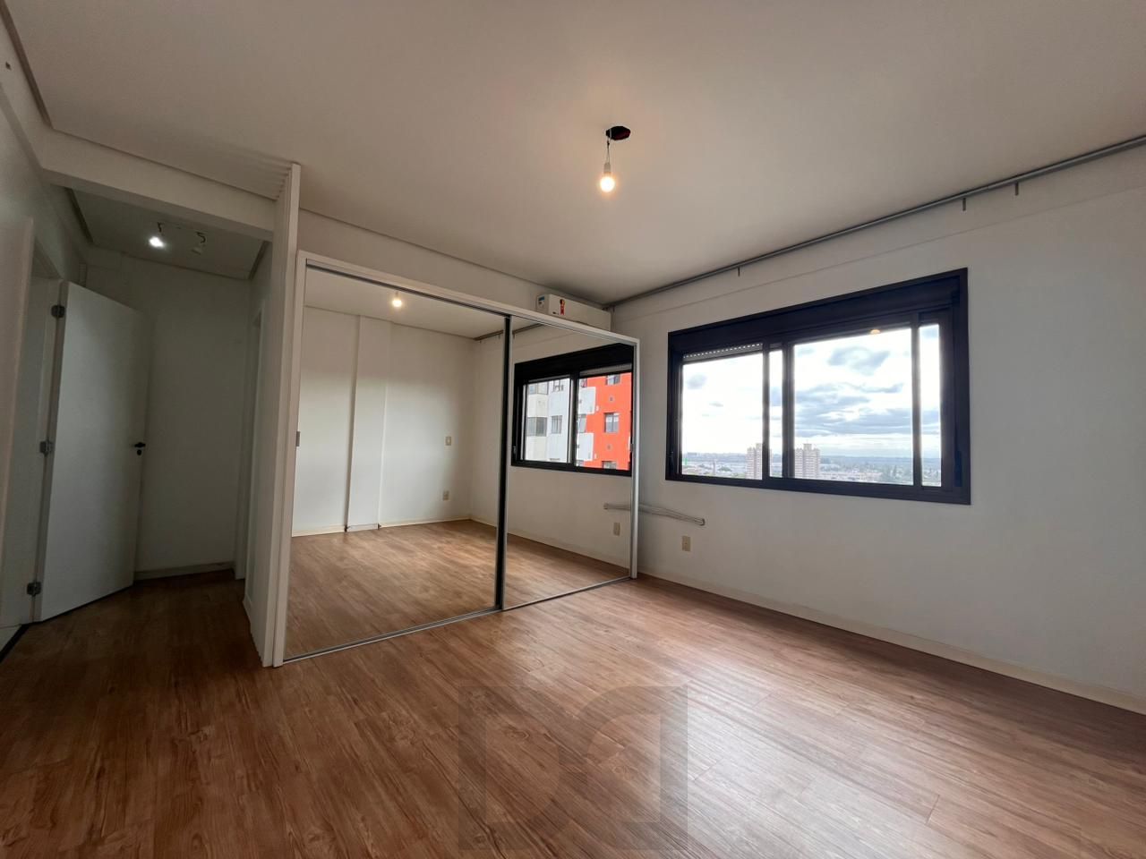 Excelente apartamento de 2 dormitórios com vaga dupla e depósito — foto 8