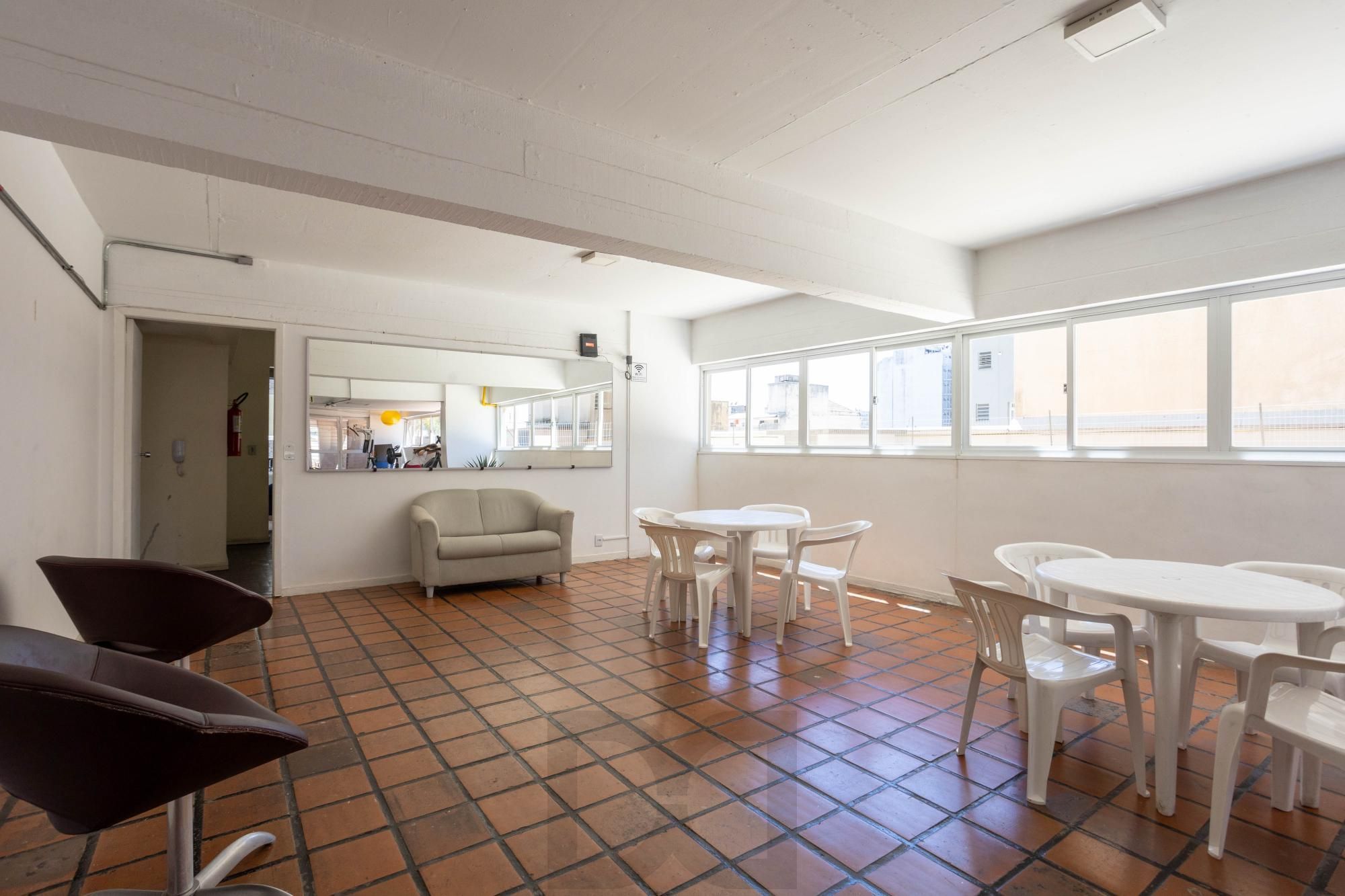 Apartamento de 2 dorm./ na Av. Independência, / Em frente ao Complexo Hospitalar Santa Casa e próximo à UFRGS. — foto 12