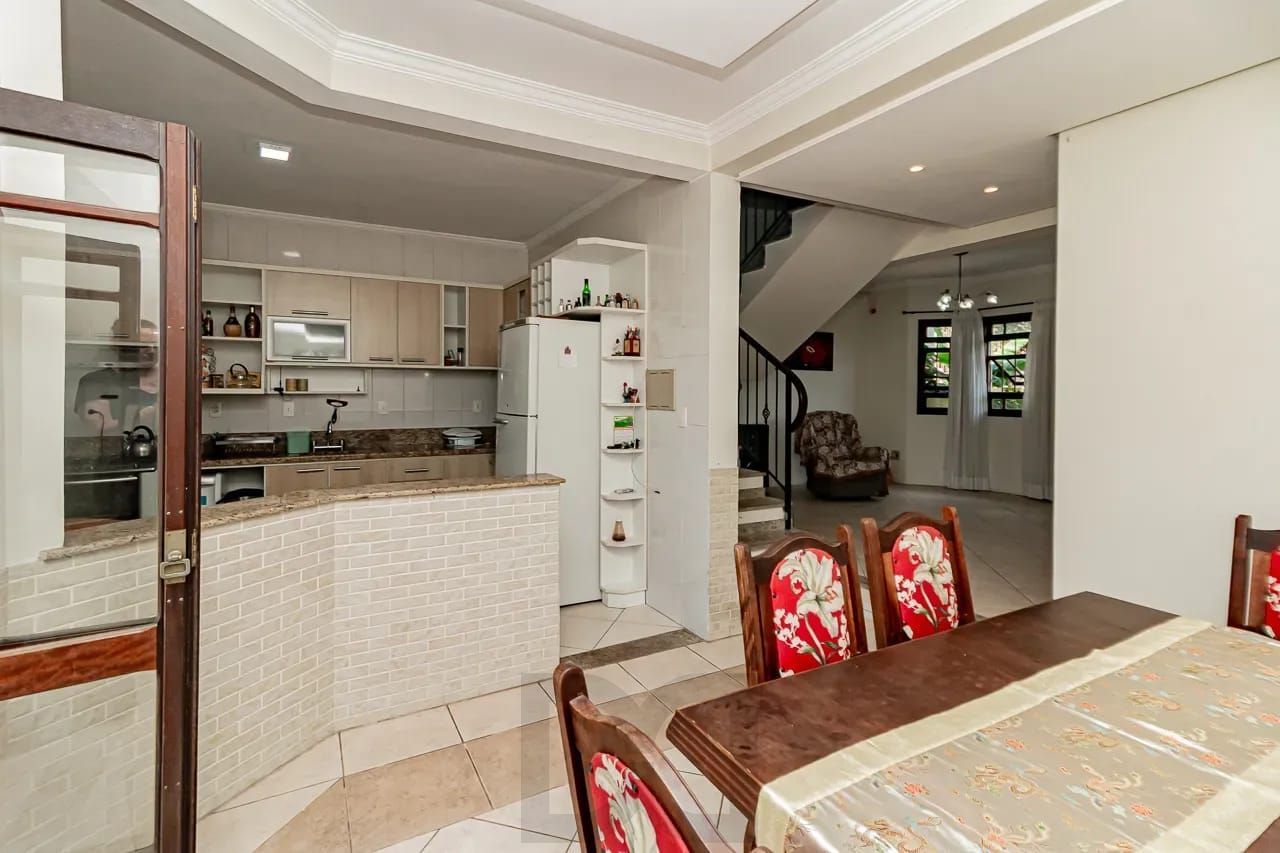 Casa com 4 dormitórios e 2 pavimentos em ótimo estado de conservação . — foto 6