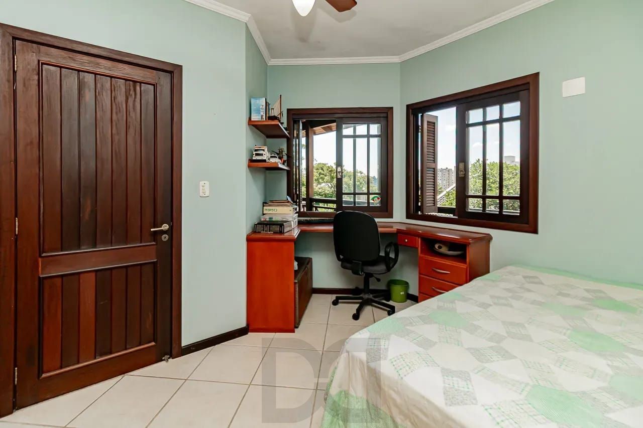 Casa com 4 dormitórios e 2 pavimentos em ótimo estado de conservação . — foto 11