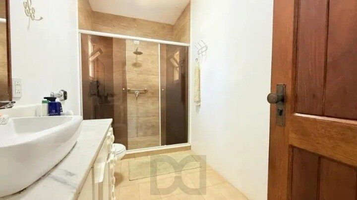 Casa de 4 dormitórios, uma suíte, pátio com piscina nos fundos e espaço para até 3 carros no Chácara das Pedras — foto 7