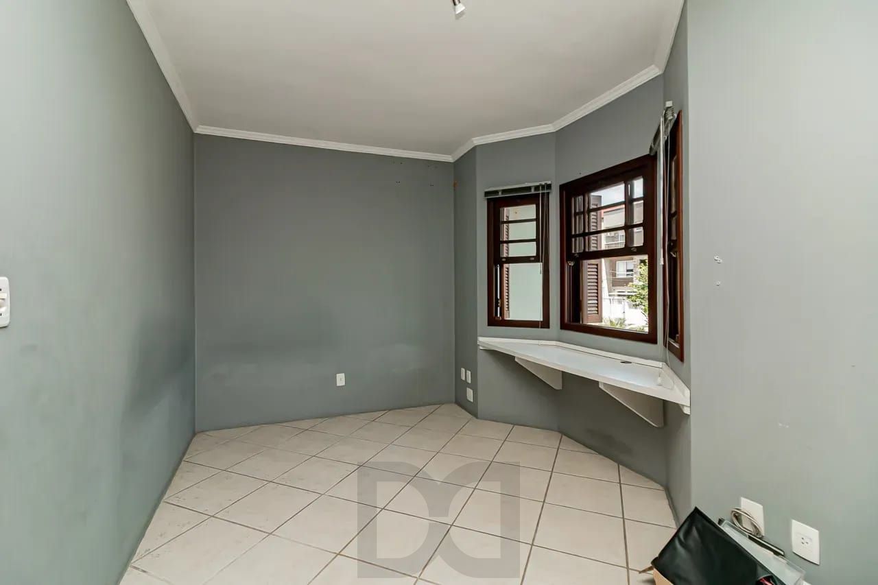 Casa com 4 dormitórios e 2 pavimentos em ótimo estado de conservação . — foto 9