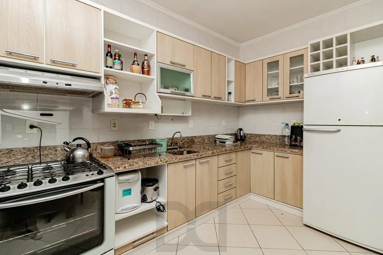 Casa com 4 dormitórios e 2 pavimentos em ótimo estado de conservação . — foto 8