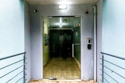 Apartamento 2 quartos, piso laminado, garagem coberta, próximo á UNIRRITER e 4 quadras Protásio Alves. — foto 18