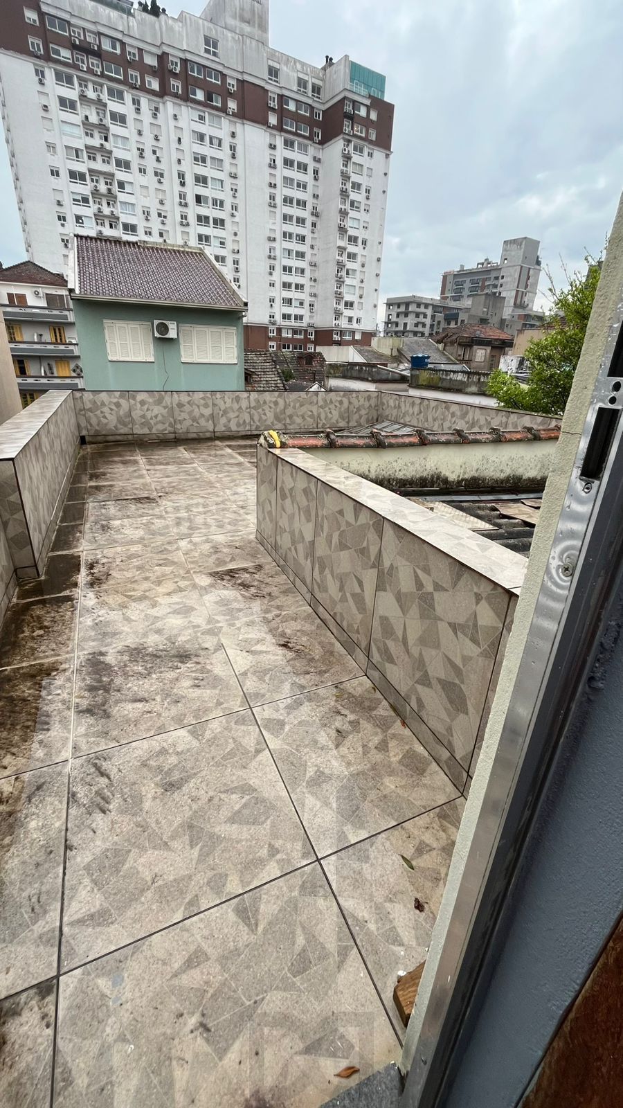 Sobrado Imponente com 4 Andares e 230m² – Garden Privativo e Lareira | R$ 1.480.000 — foto 2