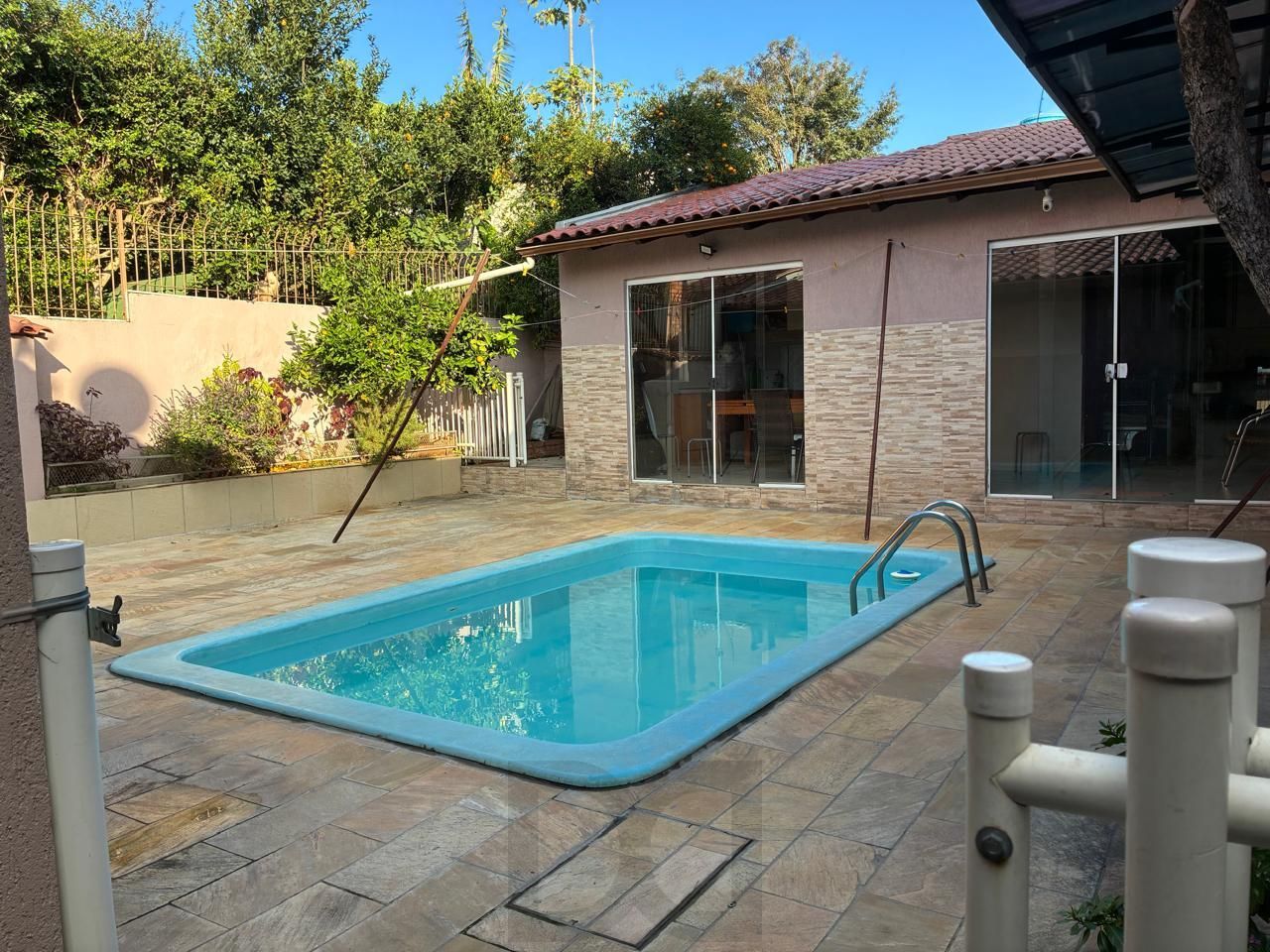 RESIDENCIA NO PARQUE SANTA FÉ RECENTEMENTE REFORMADA COM TRES DORMITORIOS, ESCRITORIO, SALÃO DE FESTAS, PISCINA, CHURRASQUEIRA. — foto 3
