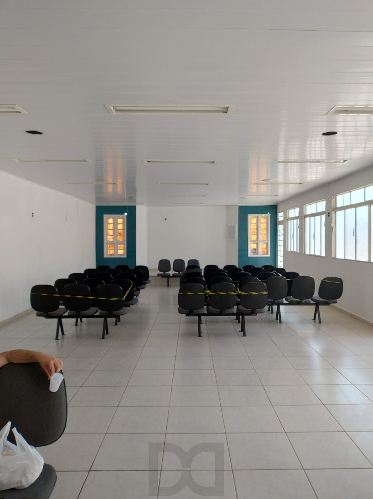 Salão Comercial ou Residencial, em ótima localização, com sala auxiliar, 3 banheiros, e pátio. Terreno 10x30. — foto 3