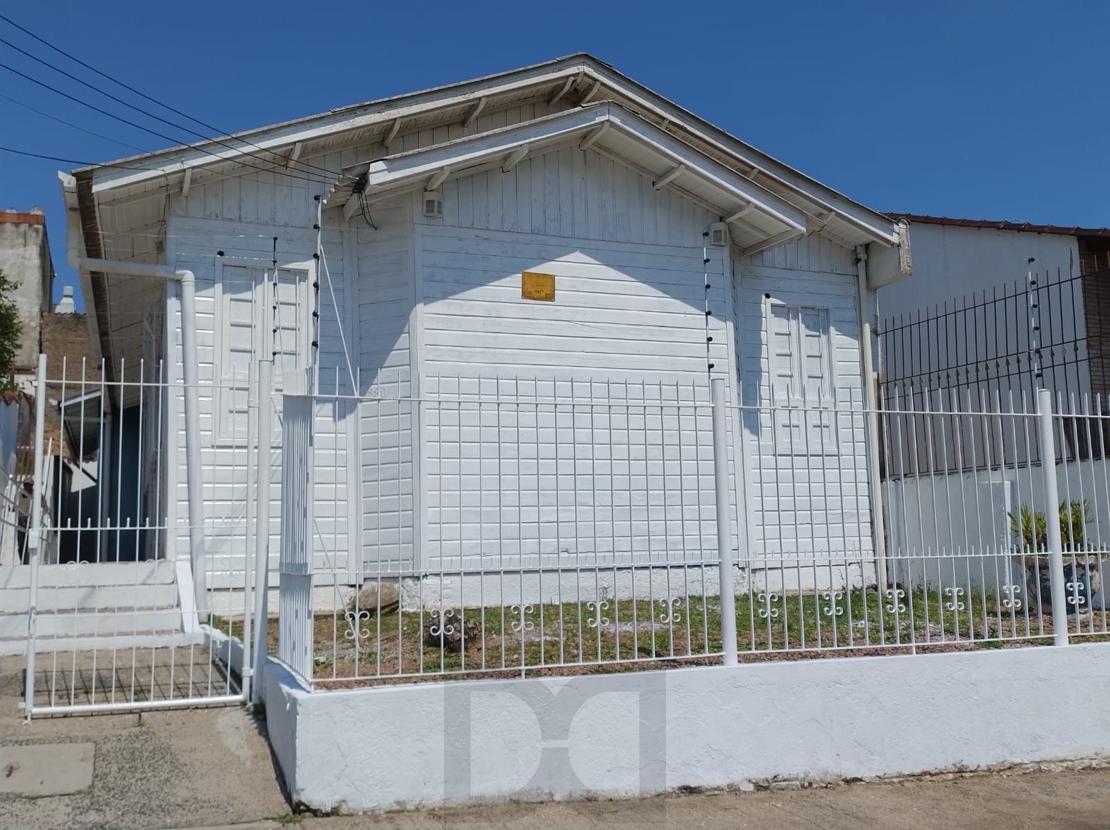 Salão Comercial ou Residencial, em ótima localização, com sala auxiliar, 3 banheiros, e pátio. Terreno 10x30. — foto 1