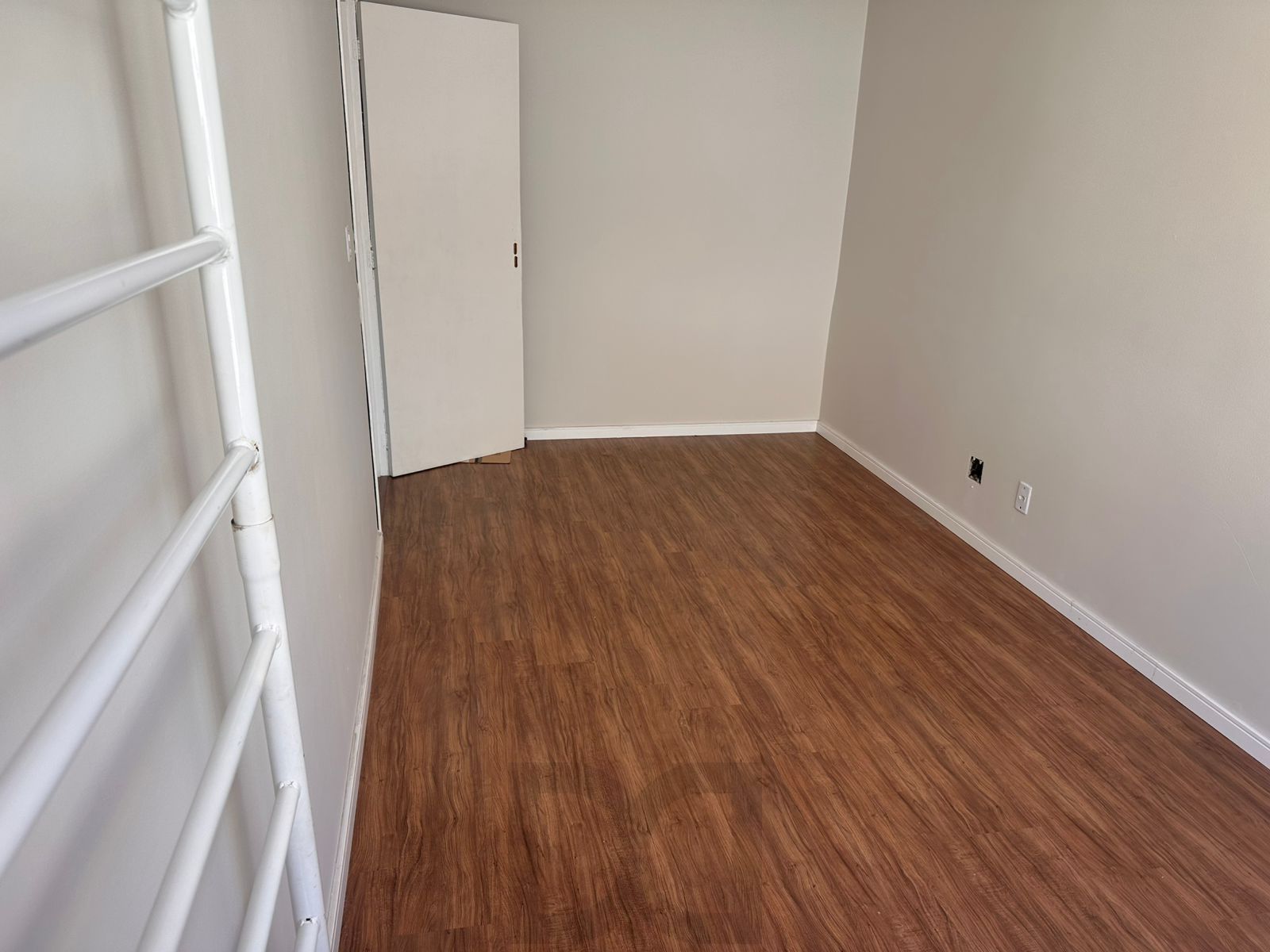Apto reformado de 2 dormitórios, sala, cozinha, banheiro. — foto 18