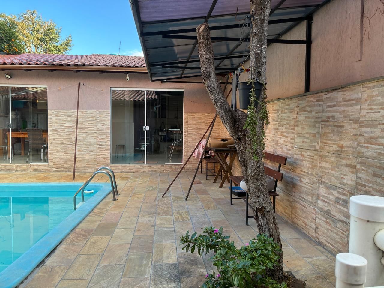 RESIDENCIA NO PARQUE SANTA FÉ RECENTEMENTE REFORMADA COM TRES DORMITORIOS, ESCRITORIO, SALÃO DE FESTAS, PISCINA, CHURRASQUEIRA. — foto 4