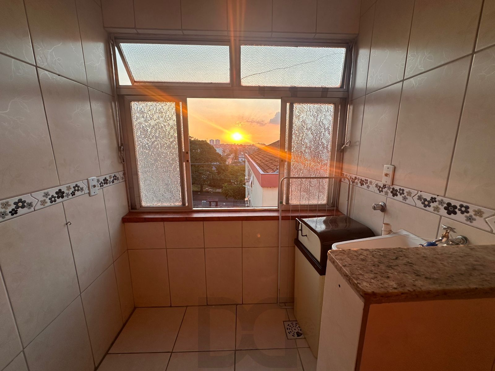 Apto reformado de 2 dormitórios, sala, cozinha, banheiro. — foto 12