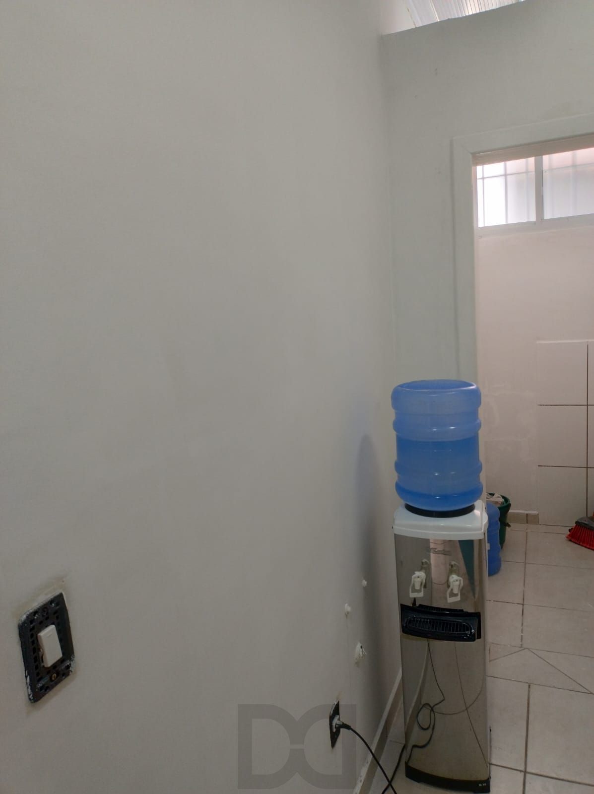 Salão Comercial ou Residencial, em ótima localização, com sala auxiliar, 3 banheiros, e pátio. Terreno 10x30. — foto 8
