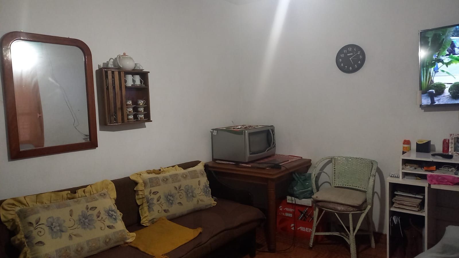 CASA AMPLA, 2 DORMITÓTIOS, 1SUÍTE, SALA, COZINHA, BANHEIRO SOCIAL , 2 VAGAS DE GARAGEM E ÓTIMA LOCALIZAÇÃO! — foto 1