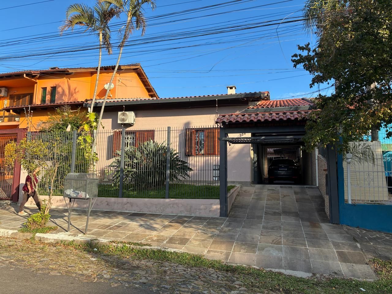 RESIDENCIA NO PARQUE SANTA FÉ RECENTEMENTE REFORMADA COM TRES DORMITORIOS, ESCRITORIO, SALÃO DE FESTAS, PISCINA, CHURRASQUEIRA. — foto 1