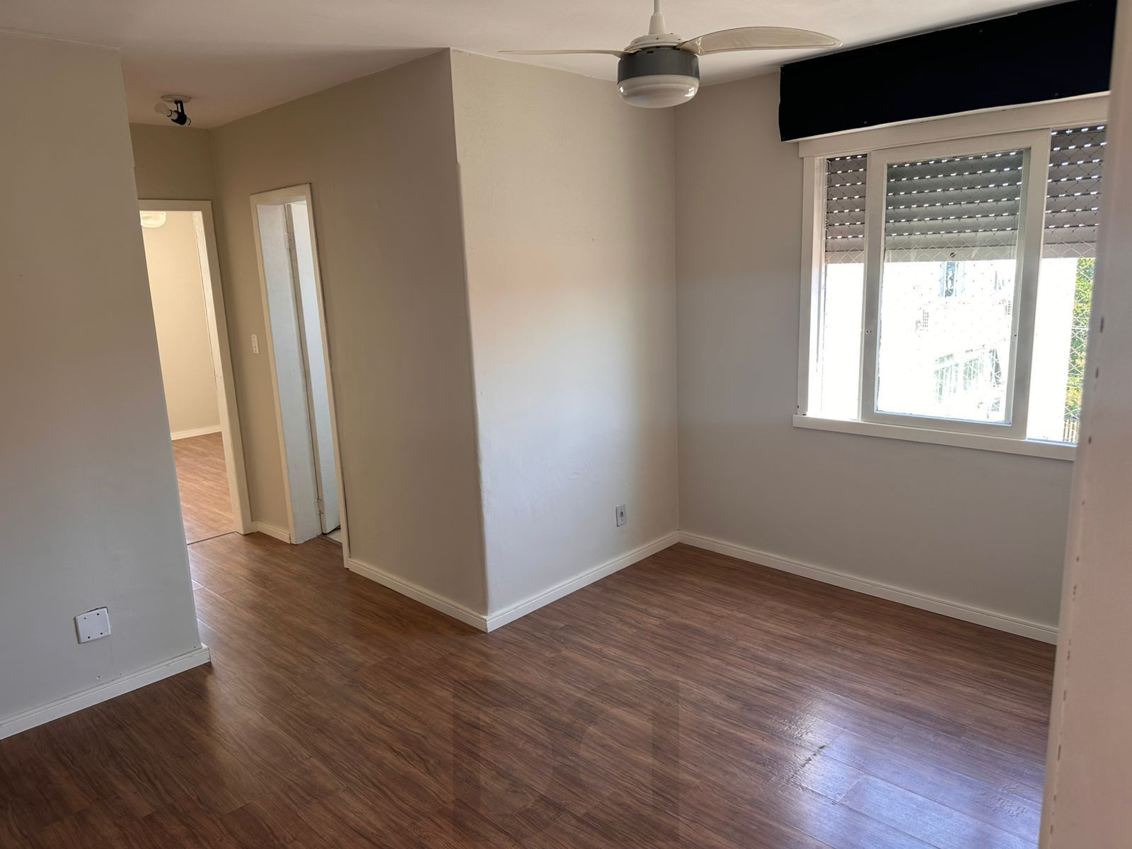 Apto reformado de 2 dormitórios, sala, cozinha, banheiro. — foto 4