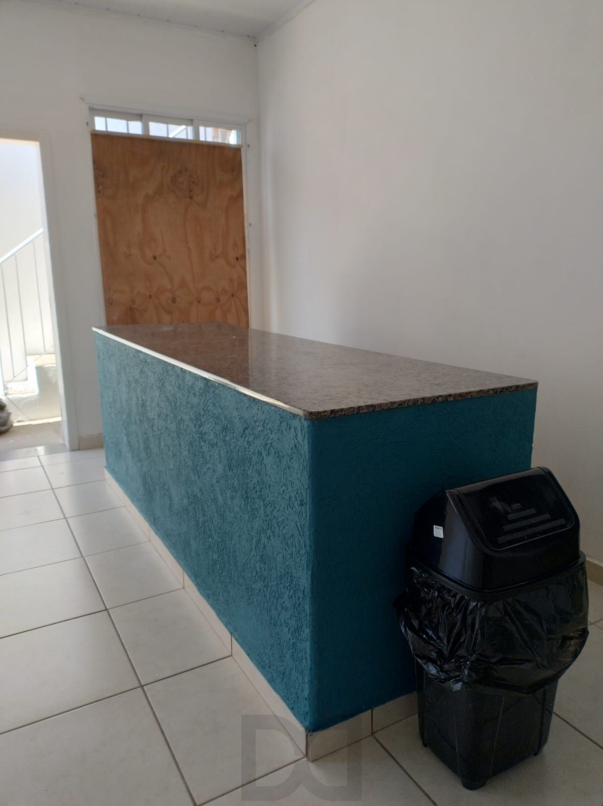 Salão Comercial ou Residencial, em ótima localização, com sala auxiliar, 3 banheiros, e pátio. Terreno 10x30. — foto 7