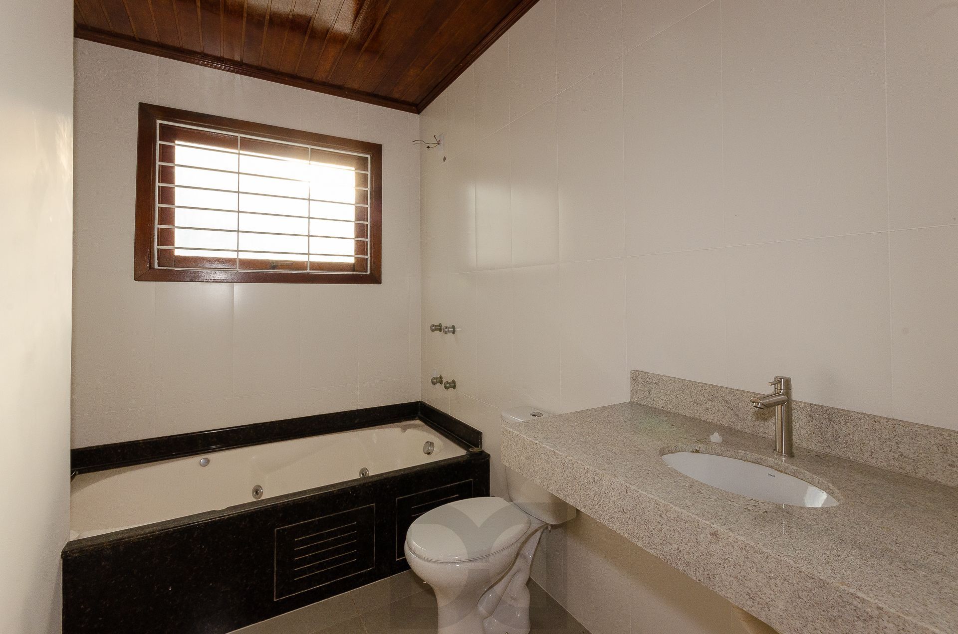 Casa Residencial de 4 Quartos à Venda em Porto Alegre, RS — foto 16