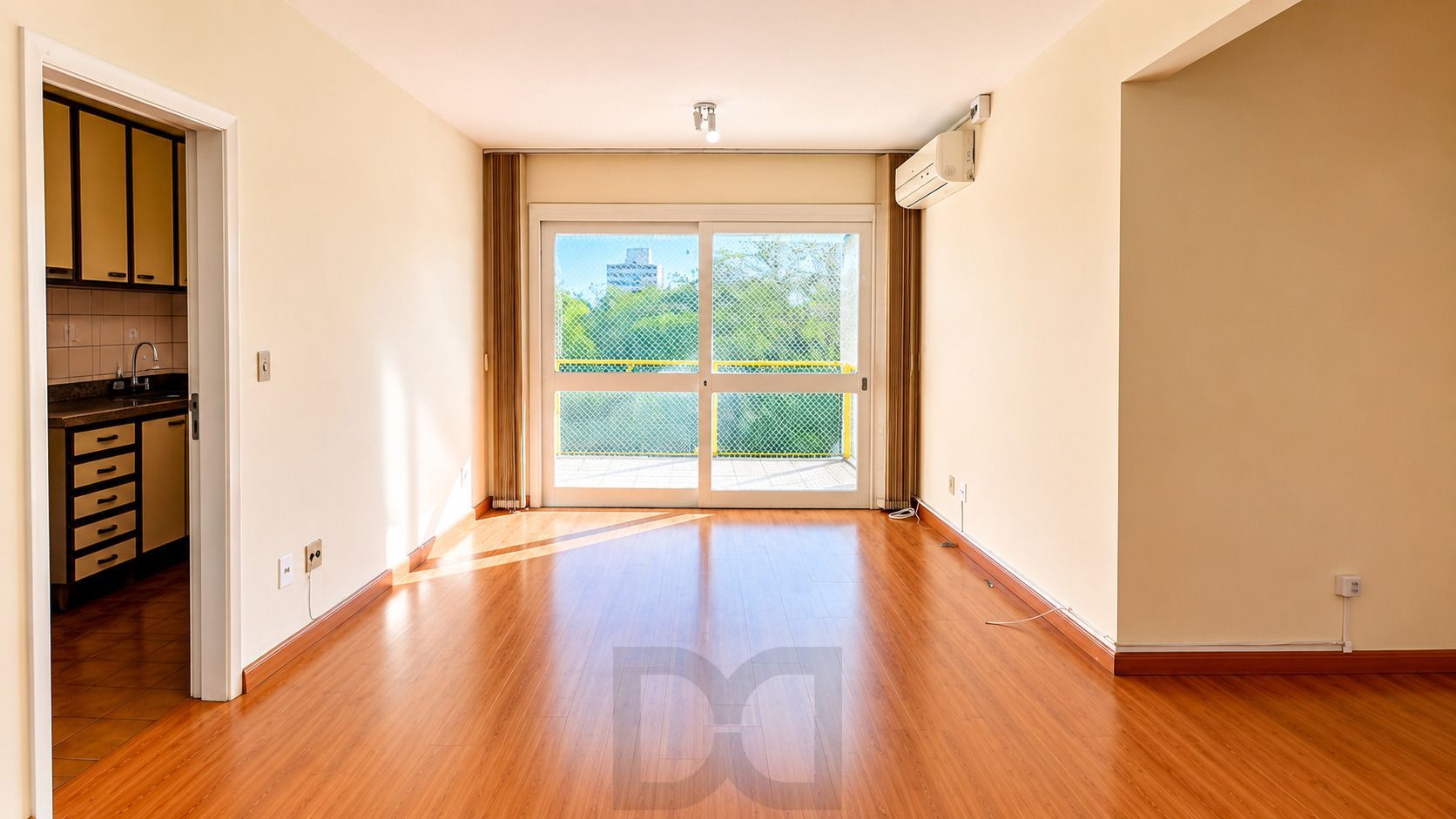 Apartamento 2 Dormitórios, 1 vaga, sacada com churrasqueira à venda-Menino Deus — foto 2