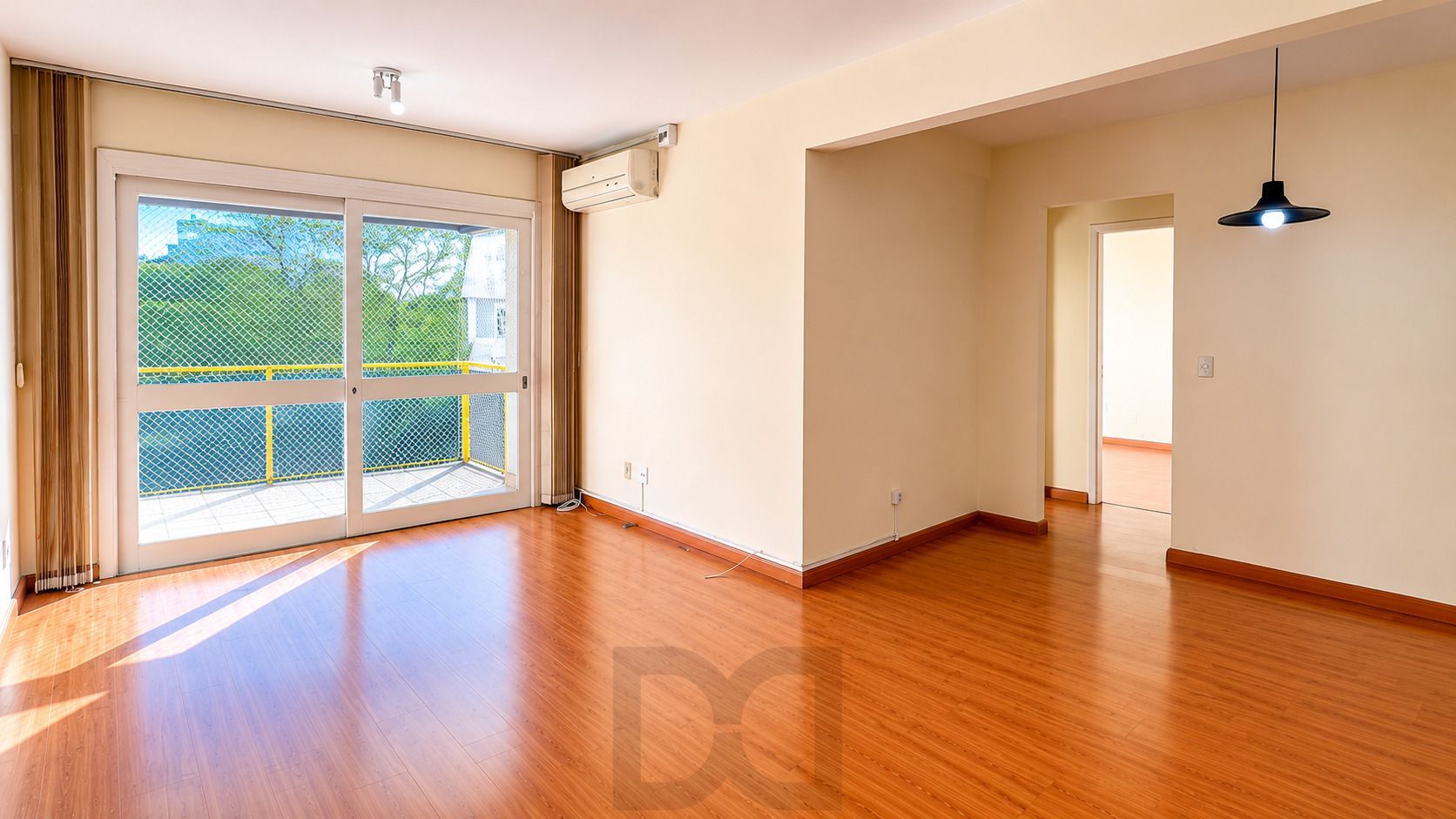 Apartamento 2 Dormitórios, 1 vaga, sacada com churrasqueira à venda-Menino Deus — foto 1