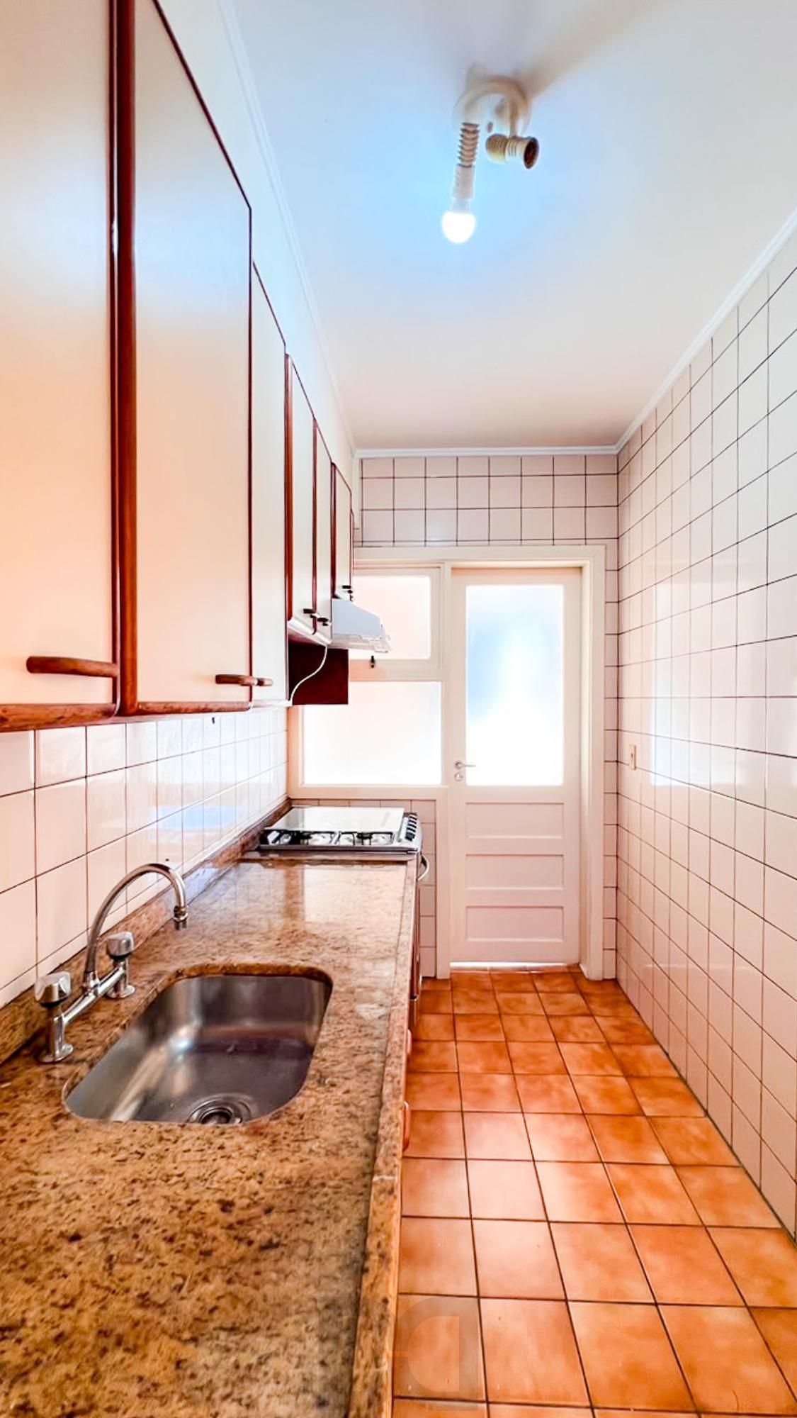 Apartamento 2 Dormitórios, 1 vaga, sacada com churrasqueira à venda-Menino Deus — foto 12