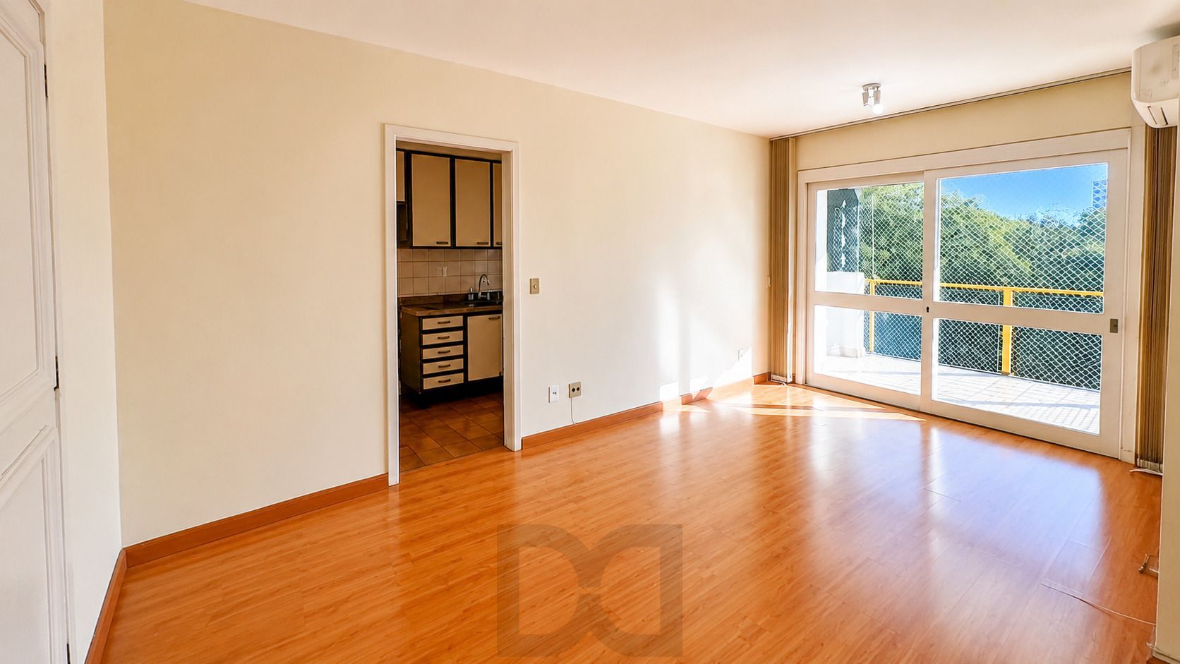 Apartamento 2 Dormitórios, 1 vaga, sacada com churrasqueira à venda-Menino Deus — foto 3