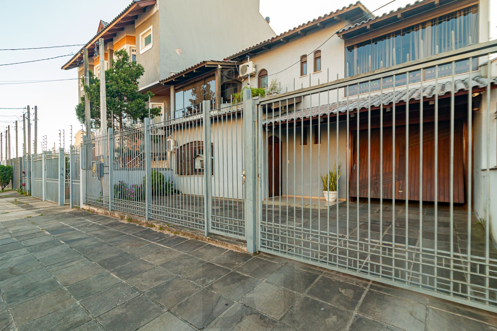Casa de Alto Padrão à Venda no Jardim Planalto | Porto Alegre — foto 1