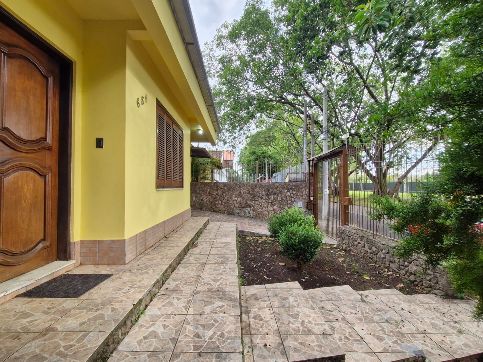 Casa 3 Dormitórios com Suíte | Garagem 6 Carros | Pátio Amplo e Área Gourmet para Alugar — foto 2