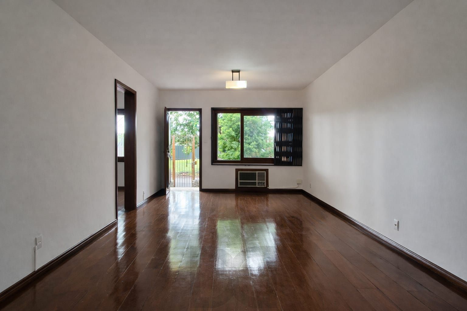 Casa 3 Dormitórios com Suíte | Garagem 6 Carros | Pátio Amplo e Área Gourmet para Alugar — foto 3