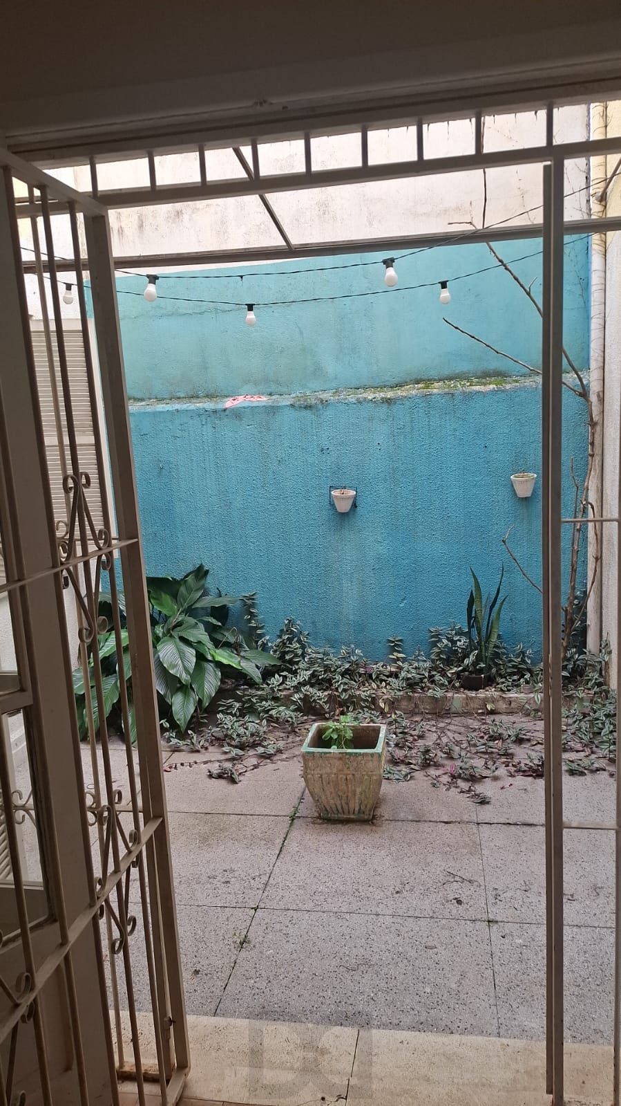 Apartamento térreo no Bom Fim, 77m², 2 dorm., dependência de empregada e pátio. — foto 3
