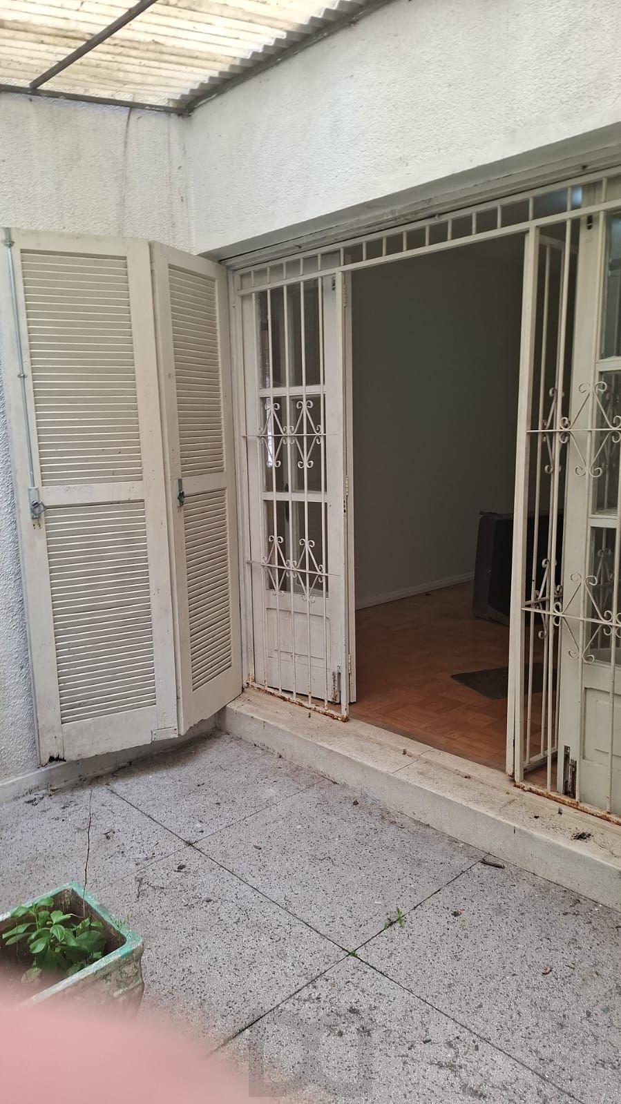 Apartamento térreo no Bom Fim, 77m², 2 dorm., dependência de empregada e pátio. — foto 9