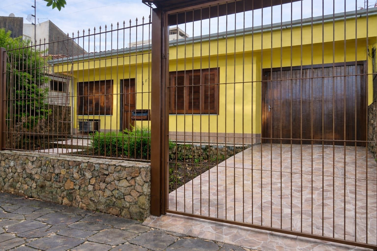 Casa 3 Dormitórios com Suíte | Garagem 6 Carros | Pátio Amplo e Área Gourmet para Alugar — foto 1