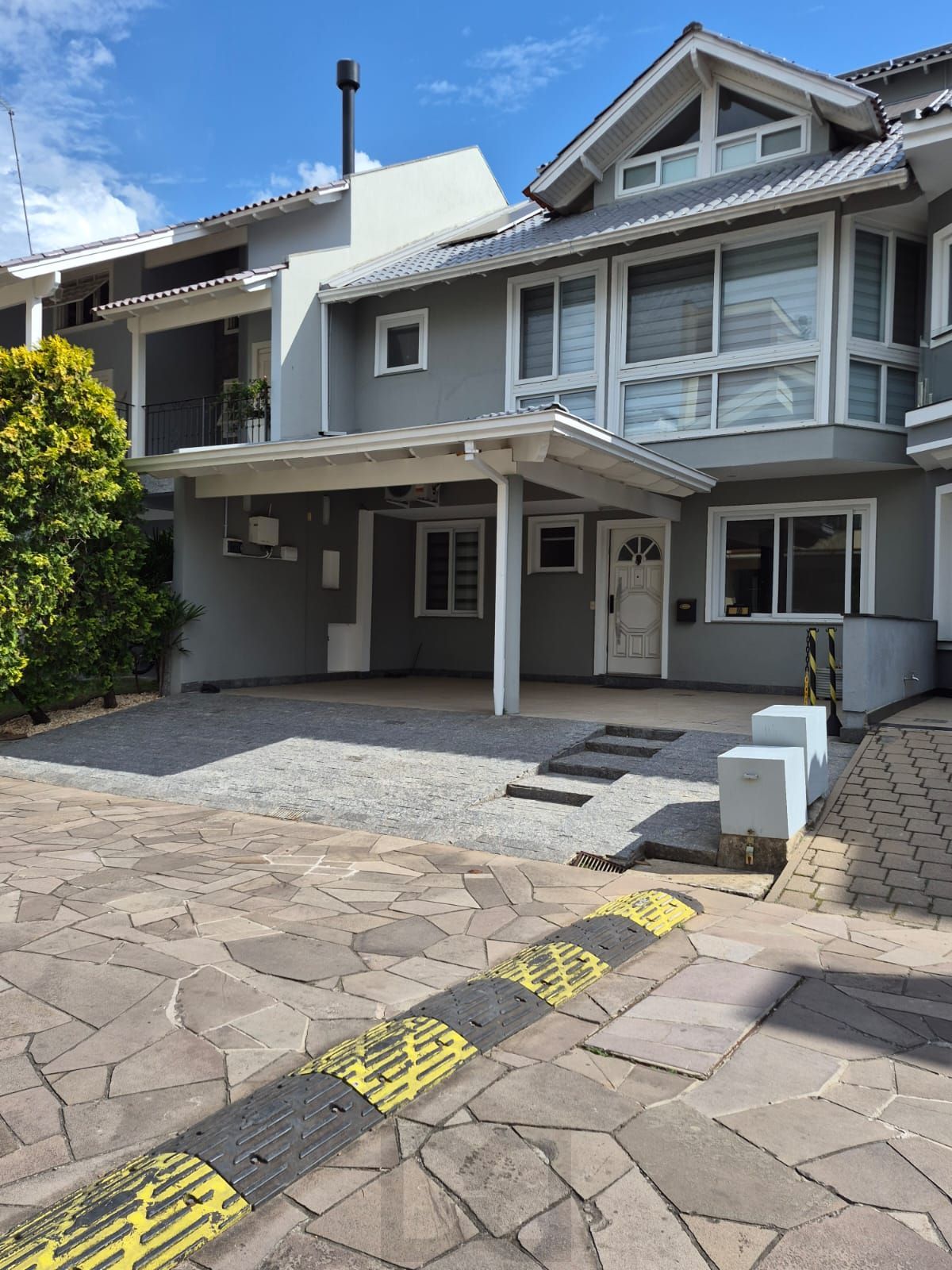 CASA EM CONDOMINIO FECHADO — foto 1