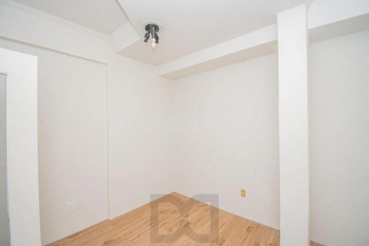 Sala comercial de 24,74 m² à venda em Petrópolis, esquina com a 24 de Outubro. — foto 3