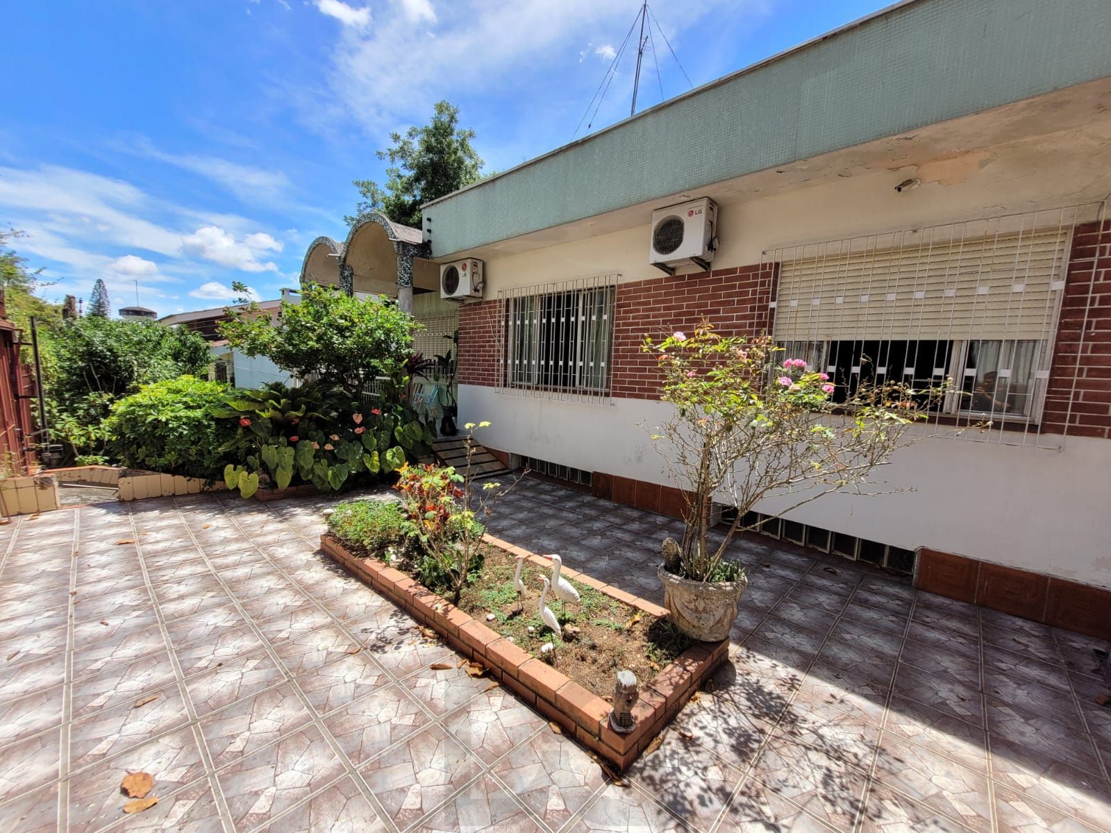Casa térrea com garagem no subsolo e anexo — foto 2