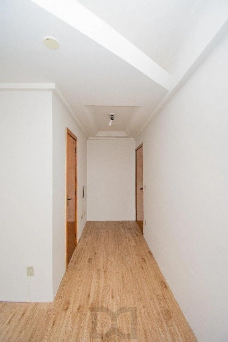 Sala comercial de 24,74 m² à venda em Petrópolis, esquina com a 24 de Outubro. — foto 6